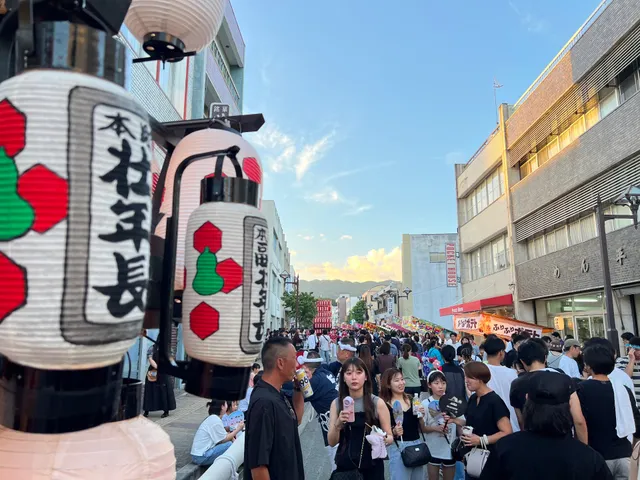 19時前のとんまか通りと本町の弓張り