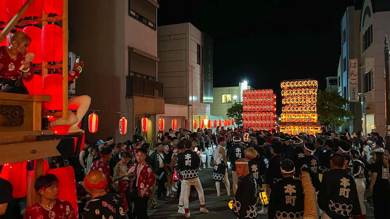 夜の粉河祭。提灯を灯しただんじりと屋台で賑わう通り