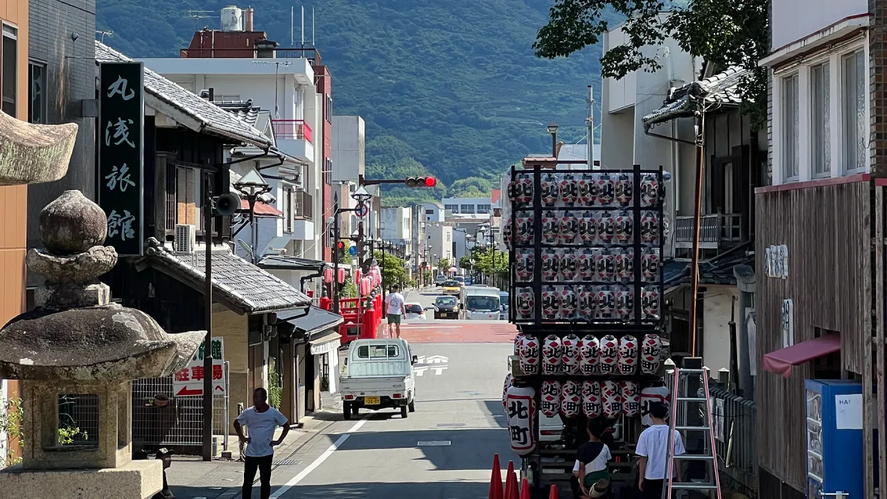 昼のとんまか通り。山を背に提灯を積んだだんじり